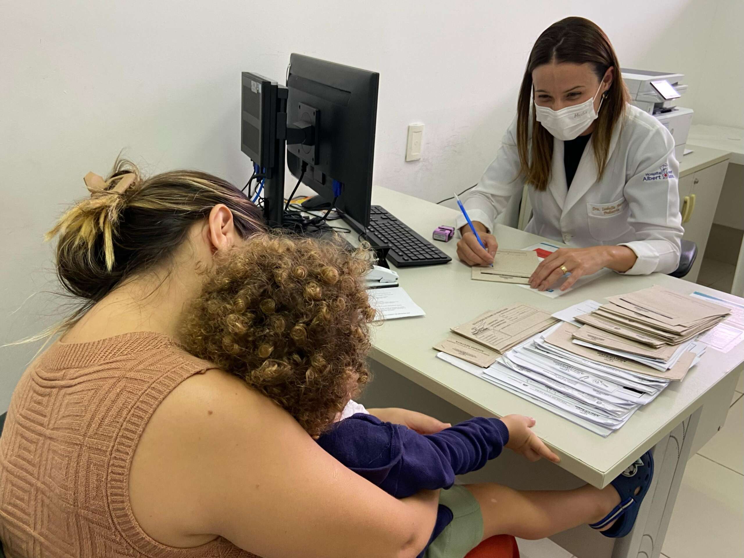 Amamentação, higiene e afeto são essenciais para proteger e estimular o bebê nos primeiros meses de vida, explica especialista